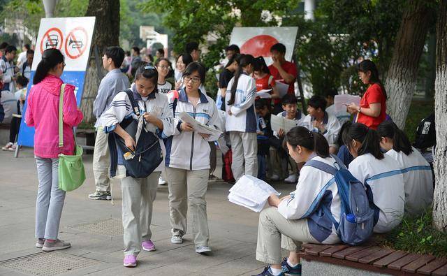 台儿庄二中一学生跳楼身亡,疑似老师拉偏架,家属校门口讨说法_孩子