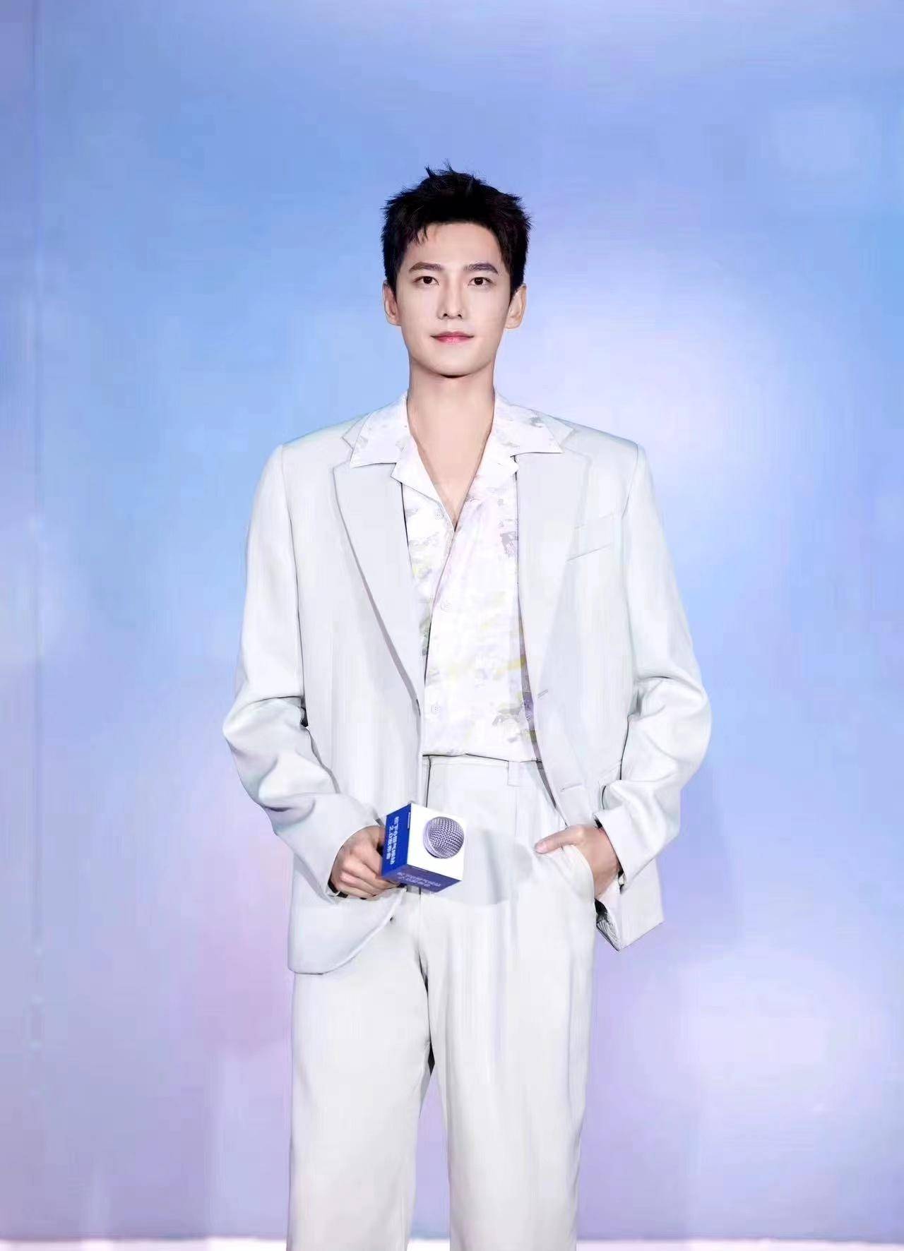 杨洋出席活动,穿浅绿色西装搭配印花衬衫,清爽又帅气!_造型_一身_时尚