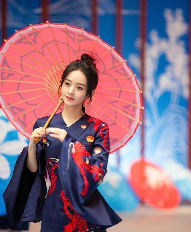 美妆方面,赵丽颖状态很好,丸子头一袭国风旗袍,妆容精致淡雅,尤其迷人