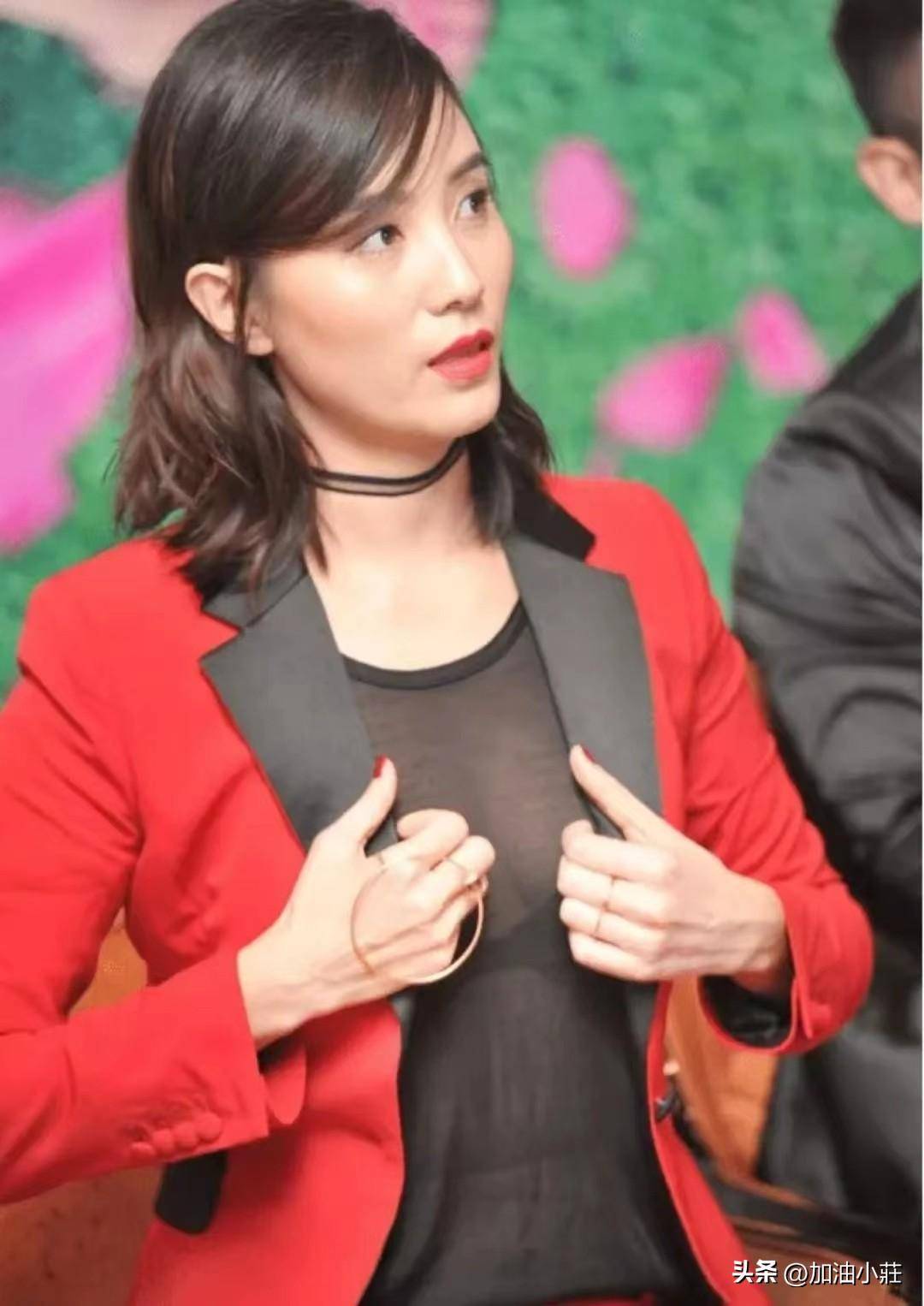 宋佳穿搭真是大胆时尚t恤露事业线只不过手放的位置有些尴尬