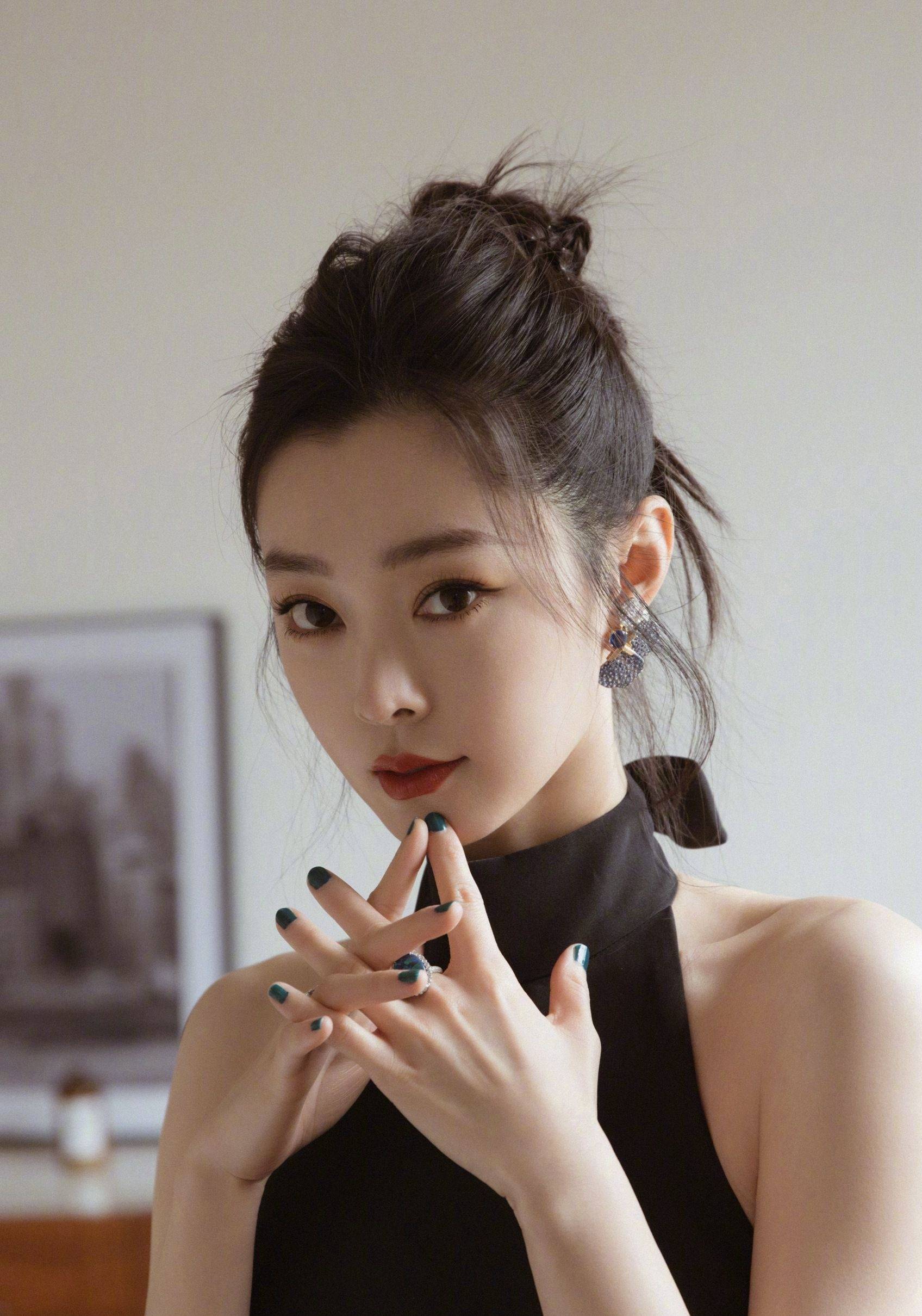宋轶黑色瘦身连衣裙性感写真_造型_一身_网友