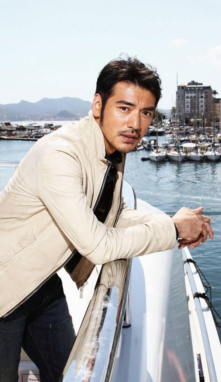 控金城武"爽快帮签名转身却秒投诉"!