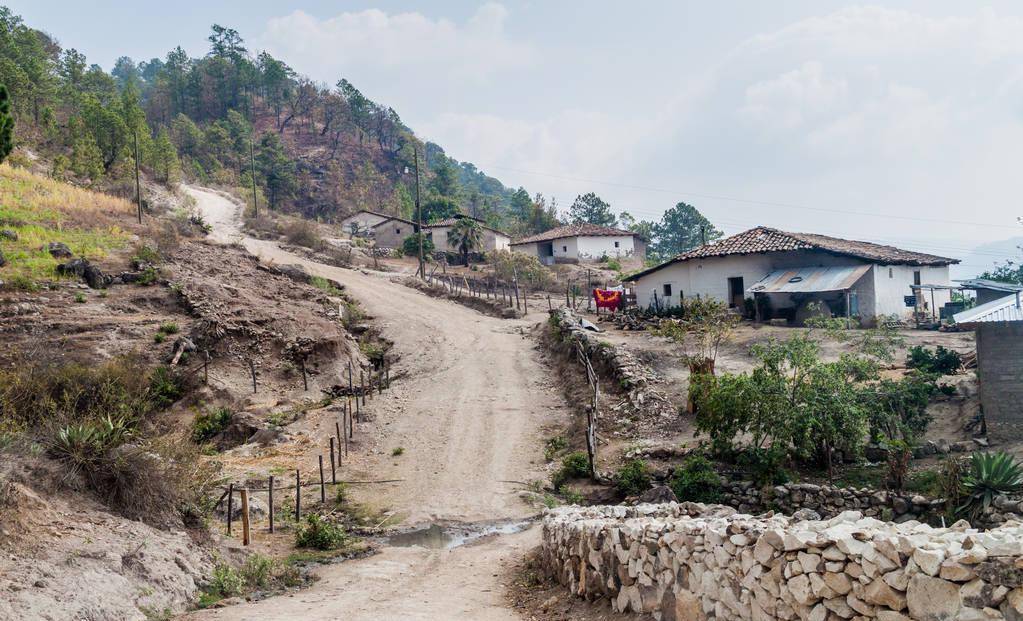 贫困山区 地址图片