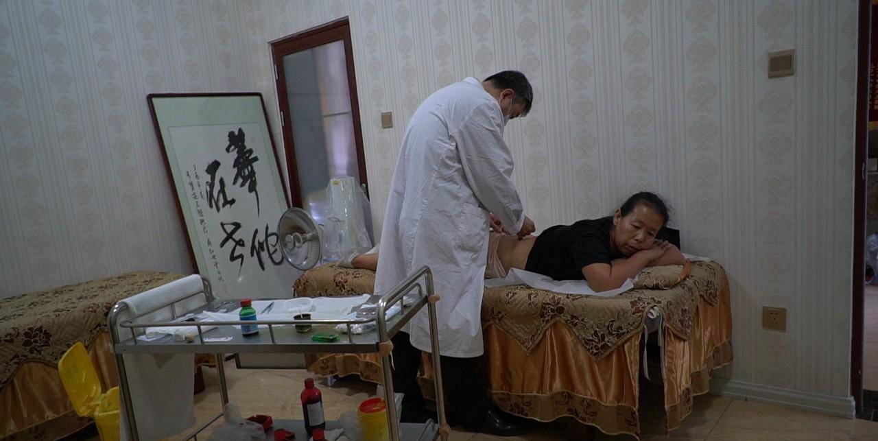 穴位埋线加太乙灸治疗黄骅滕女士腰间盘突出_针灸_止疼药_左腿