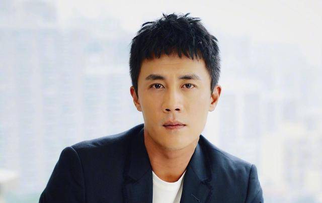 已婚男明星的分寸感到底有多差?合影被异性抱抱,跟她用一 .