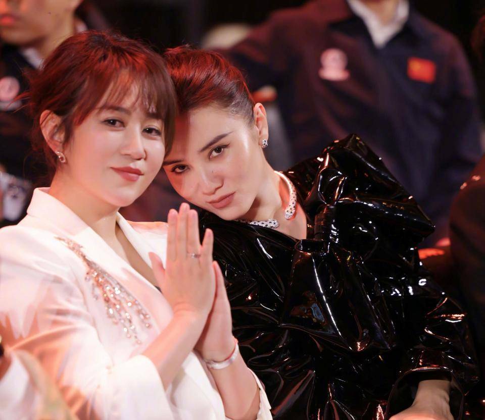 谁没礼貌,谁憋屈,明星们的素质全暴露了_杨幂_李宇春_刘亦菲