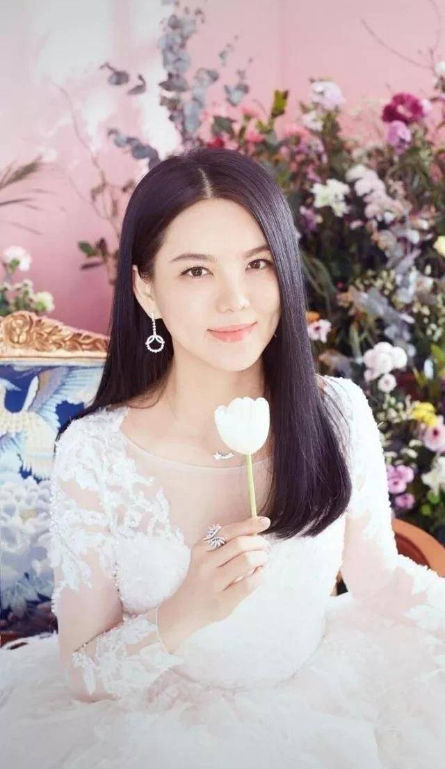 李湘很能穿,穿蕾丝裙尽显女人味的"饱满美"_娱乐_篇文章_头条