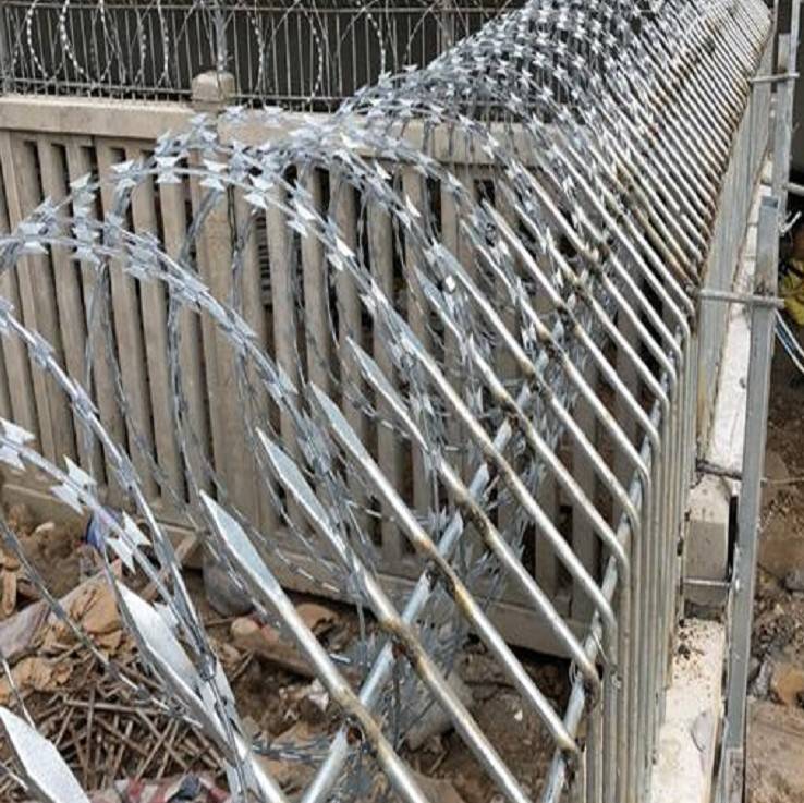 铁路栅栏上加高防爬倒刺加高刺丝滚笼_防护_钢筋网_部分