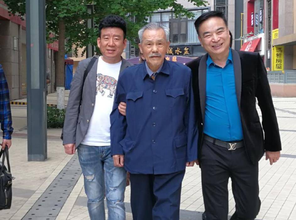 地方著名演员因病离去享年85岁,生前荣获多个奖项,遗照公开_李万年