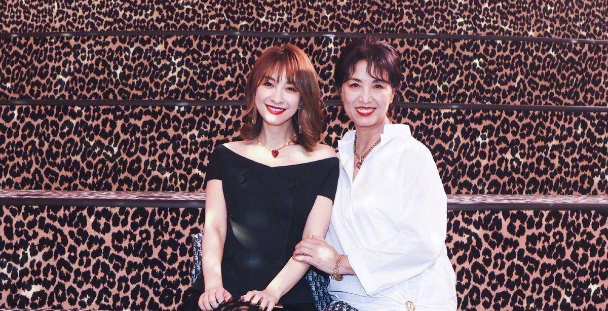 《妈妈,你真好看》刘雯和吴昕双双落泪,不是为了自己,而是为了妈妈.