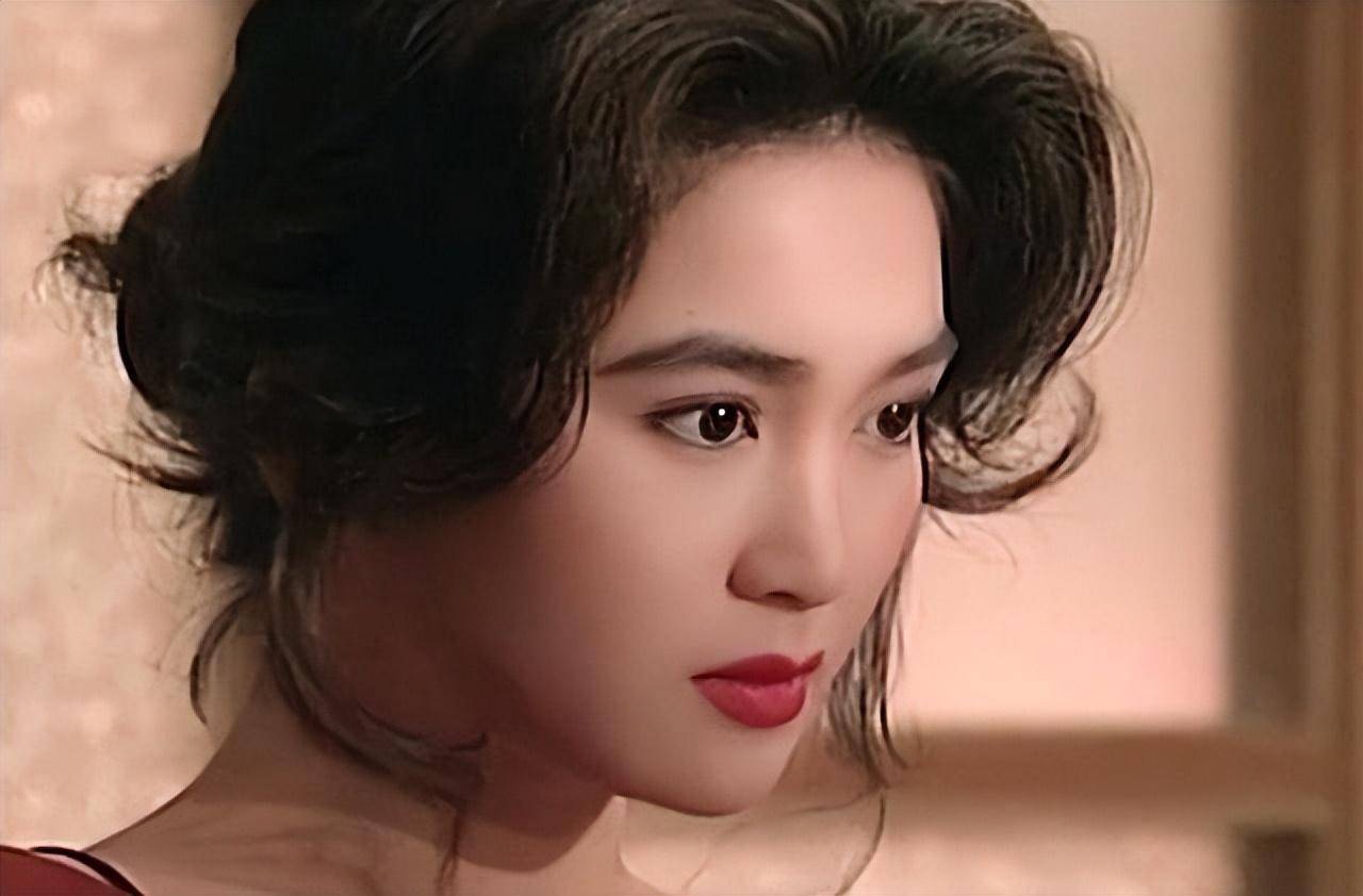 她的事业重新走上巅峰,《火玫瑰》里的海潮让温碧霞深入人心.