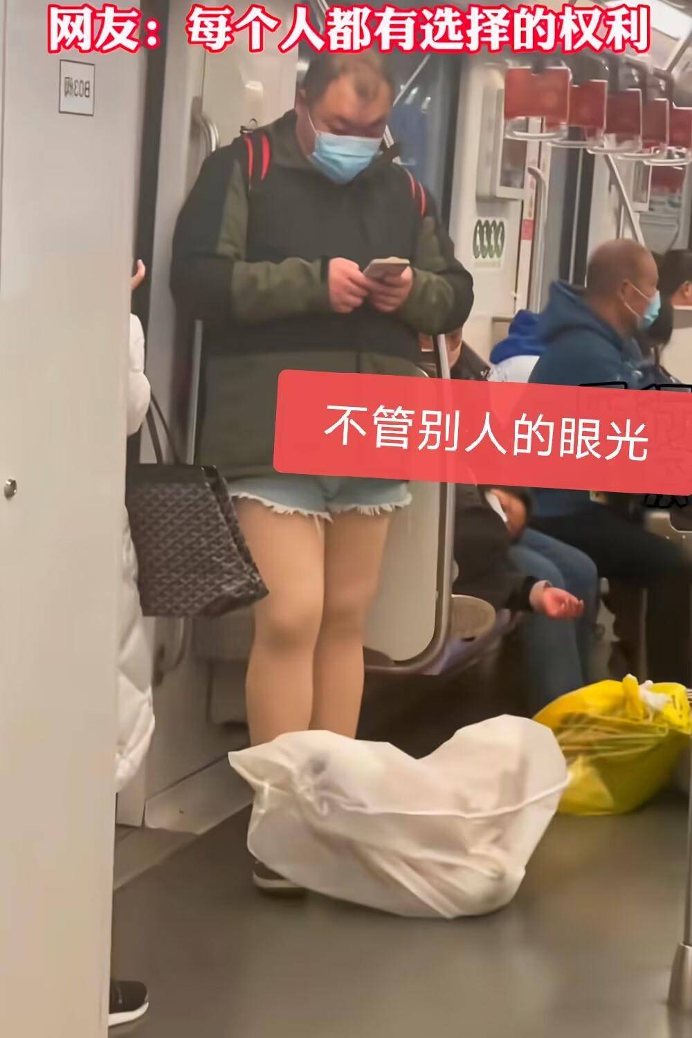 上海男子穿女装出行,手抱玩偶脚穿时尚袜,路人:他有一个少女梦_衣服