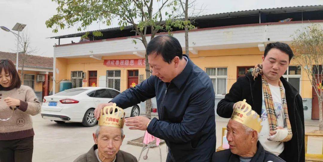鲁山一镇长和镇党委书记亲自陪伴敬老院老人过生日,令人感动_赵村镇