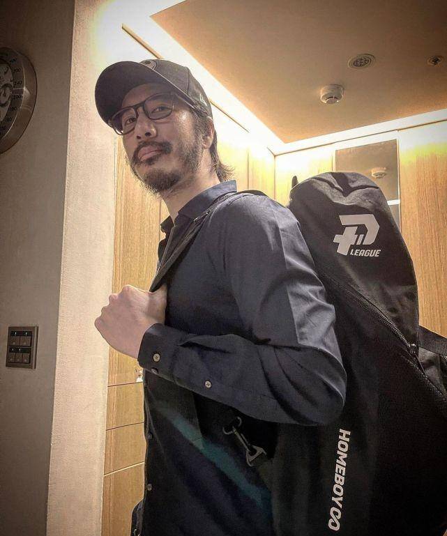 王力宏近照曝光,胡子满脸稍显邋遢,看起来至少老十岁_照片_网友_黑色