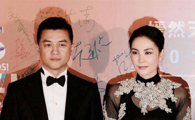 李亚鹏的两个老婆,差别真的很大.第一任妻子是王菲,她是音乐界的天后.