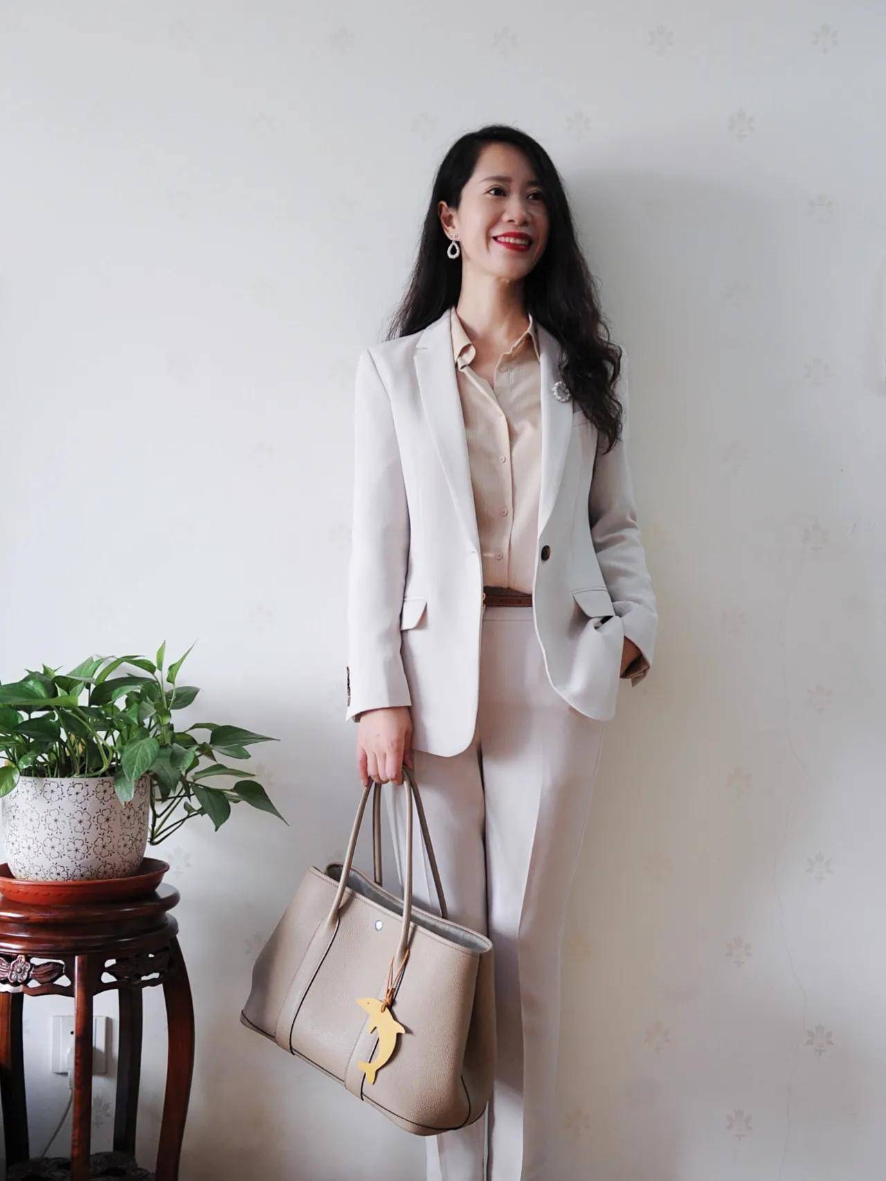 35岁的职场女性这样穿,保证迷人又妩媚