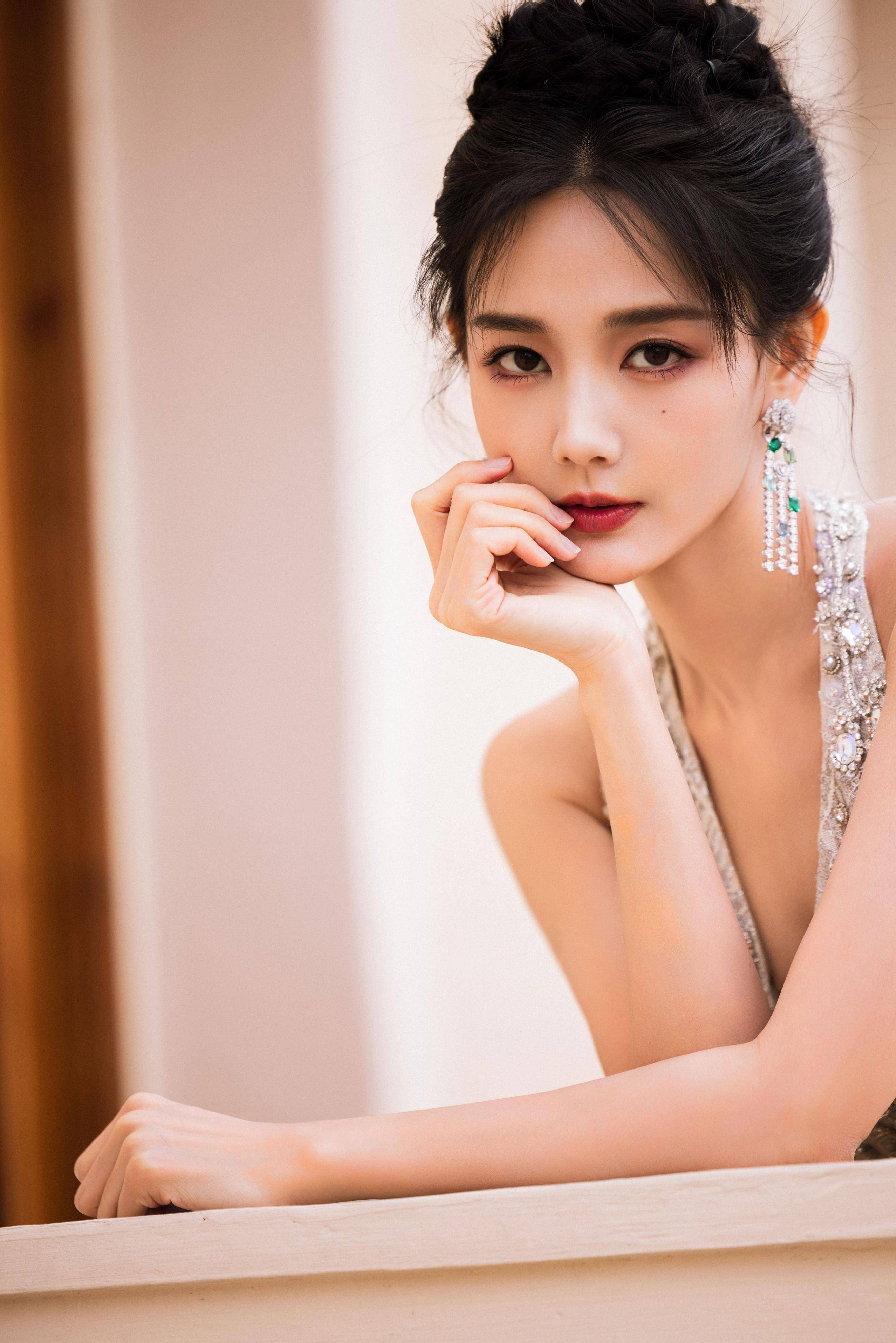 李一桐微博之夜挂脖钻光长裙造型,勾勒出完美身形_女性_钻石_花纹