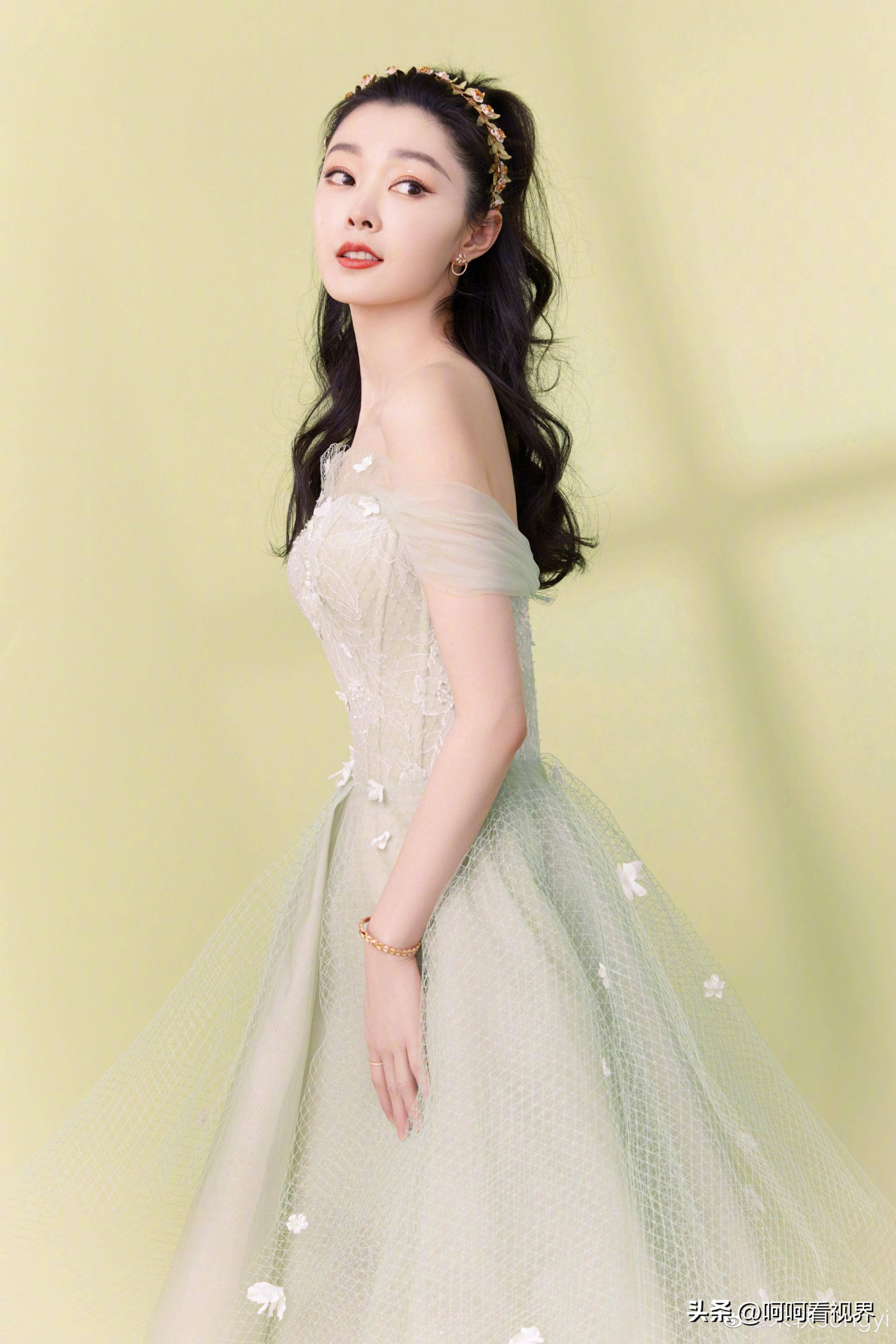 宋轶的"蚂蚁腰"好惹眼,可爱时尚,造型美出高级感_气质_的设计_颜色