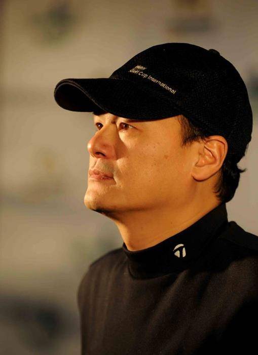 歌手张行现身高端酒局,众美女作陪喝千元白酒,娶小27岁娇妻_事业_节目