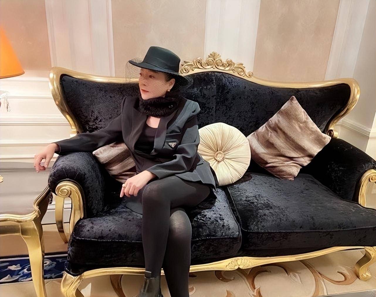 64岁恬妞依旧有少女感,穿抹胸裙黑发染成白色,一点也不显老气_女性