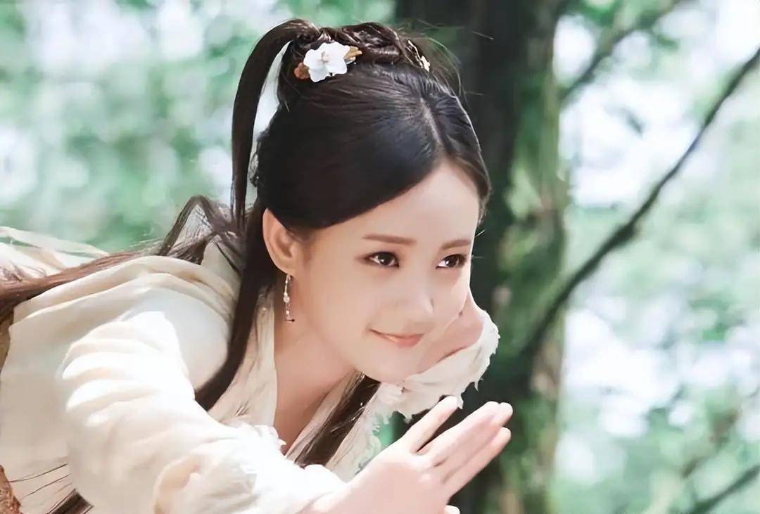 曾是赵丽颖替身,被于正发掘力捧,如今女主接到手软,令人羡慕_李一桐