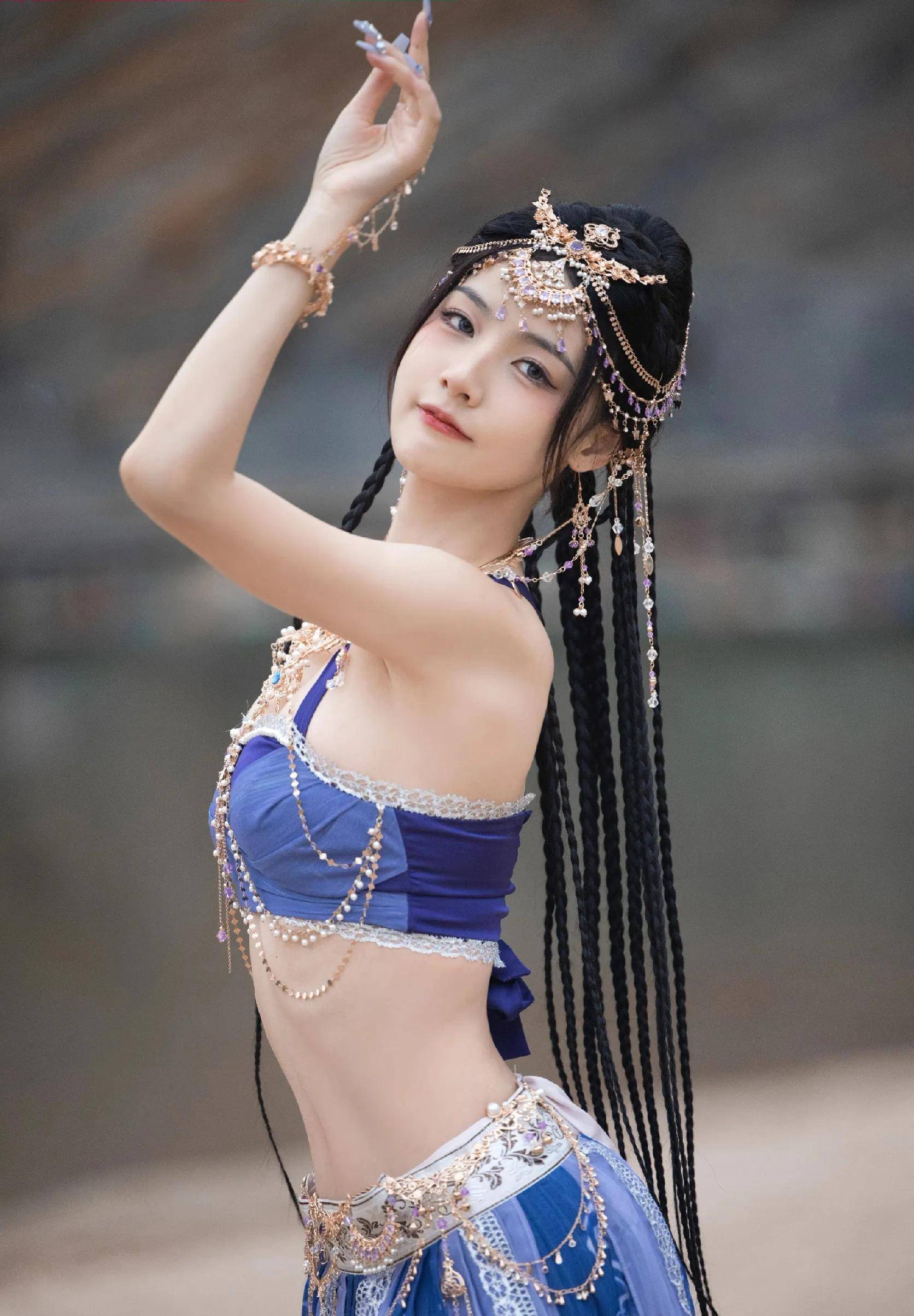 赵粤异域风造型随拍,穿吊带抹胸化身西域舞姬,风情万种性感美艳_感觉