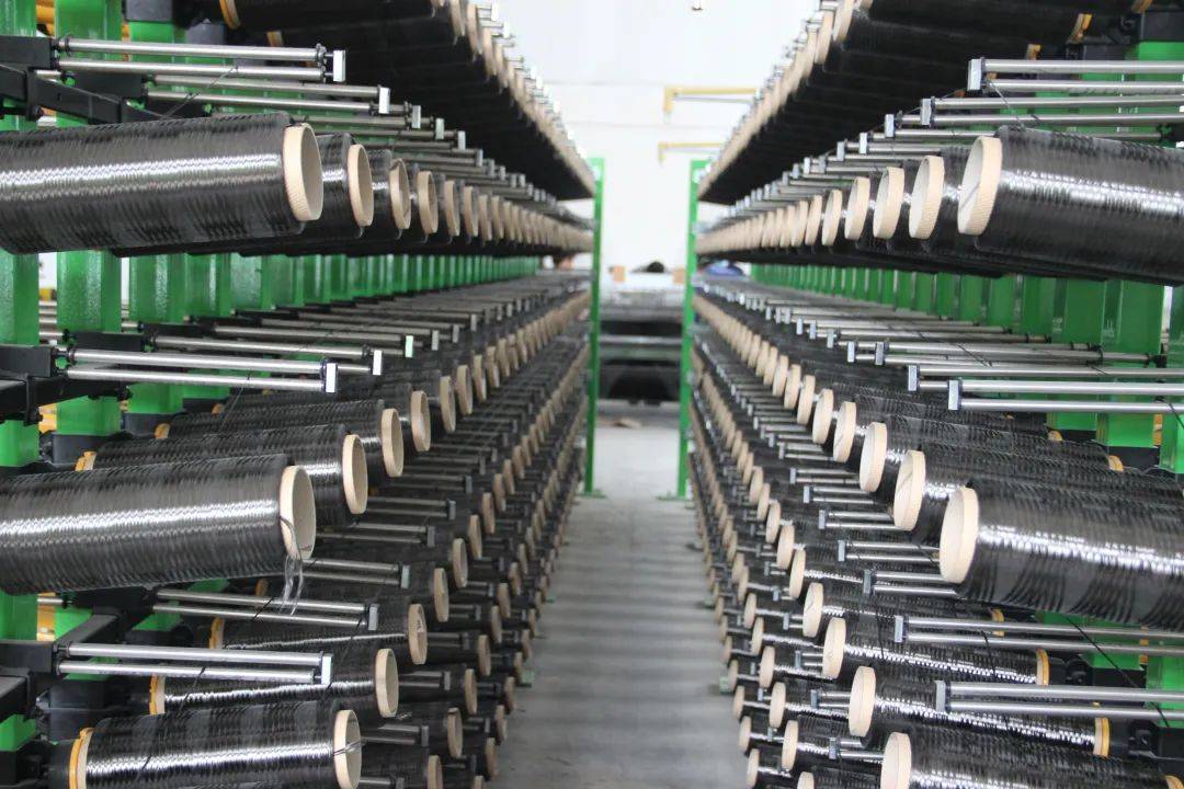 采用全新的热熔线工艺,引进先进的德国智能化多尼尔碳纤维织造机,带来