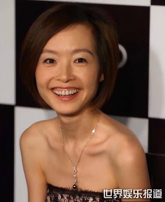 鲁豫抹胸睡裙性感妩媚,美艳动人,不愧凤凰卫视"第一美人"_娱乐_文章