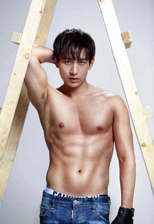 成毅"翘屁美男"上热搜!八块腹肌高颜值男星属实有料,这人能处!