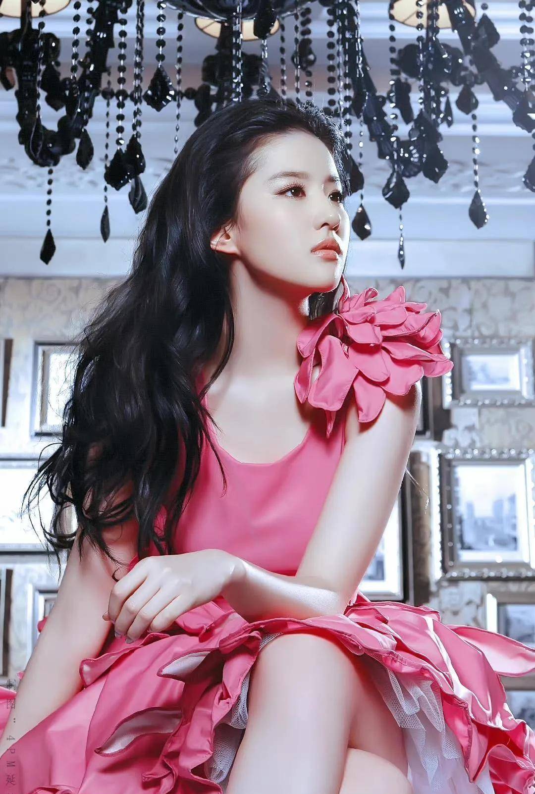 刘亦菲的顶级美貌,花苞裙配漫画腿和天仙脸,没人比她更美了吧?