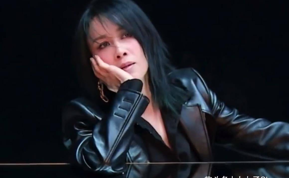 53岁那英真放得开,热裤时尚炫大长腿,黑色皮衣打扮御姐范十足_姐姐