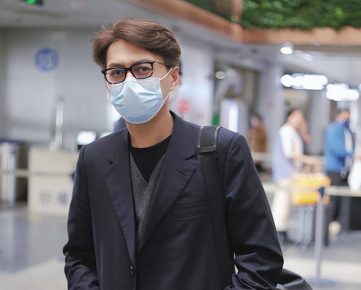 靳东独自拎包低调现身机场,状态不佳有些疲惫,头发染黄年轻不少_身体