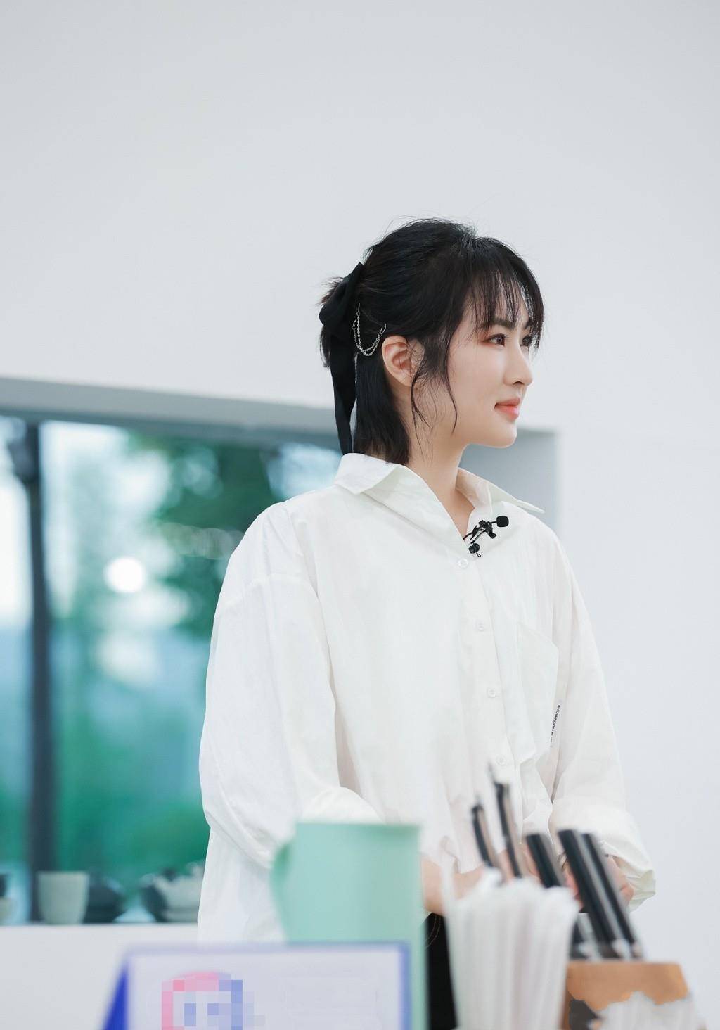 姚安娜穿衬衫塞下摆真时髦,就算在《中餐厅》当服务员,也挺洋气_造型