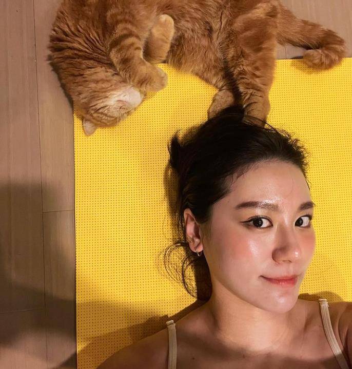 31岁女星小蛮怀孕5个月,仍爱吃冰棍爱跑跳,曾孕吐严重致吐血_小曼