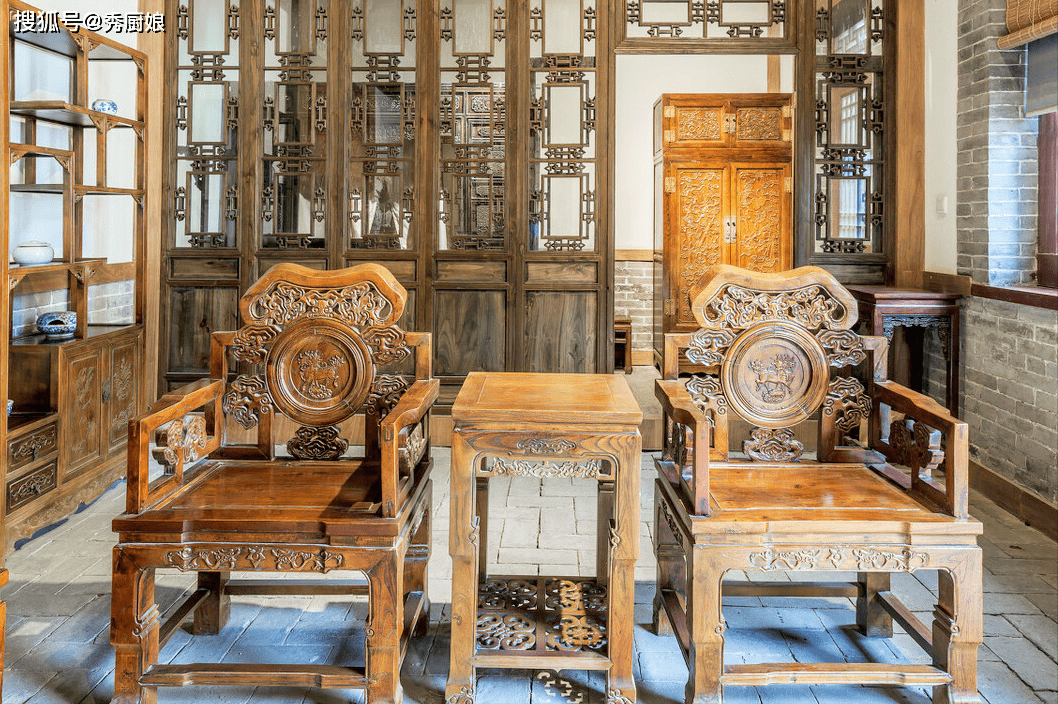 会在客厅摆放一些具有收藏价值的古董,字画,玉器,瓷器等贵重物品