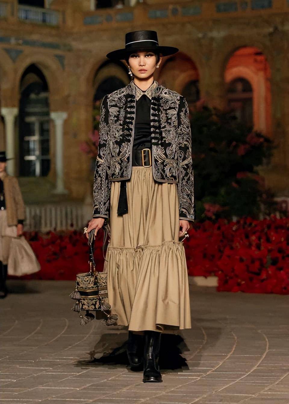 迪奥(dior)23早春女装塞维利亚大秀 巴黎的优雅碰撞西班牙的火热