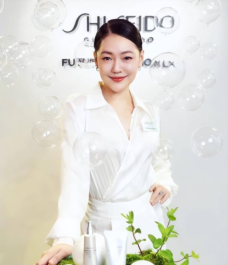 小s自曝被婆婆讨好巴结,因其代言新加坡马来西亚化妆品,太高调_许亚钧