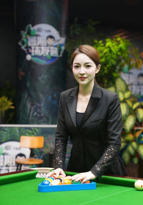 美女裁判王钟瑶亮相新岗位,身材高挑,容颜俏丽,希望梦想成真!