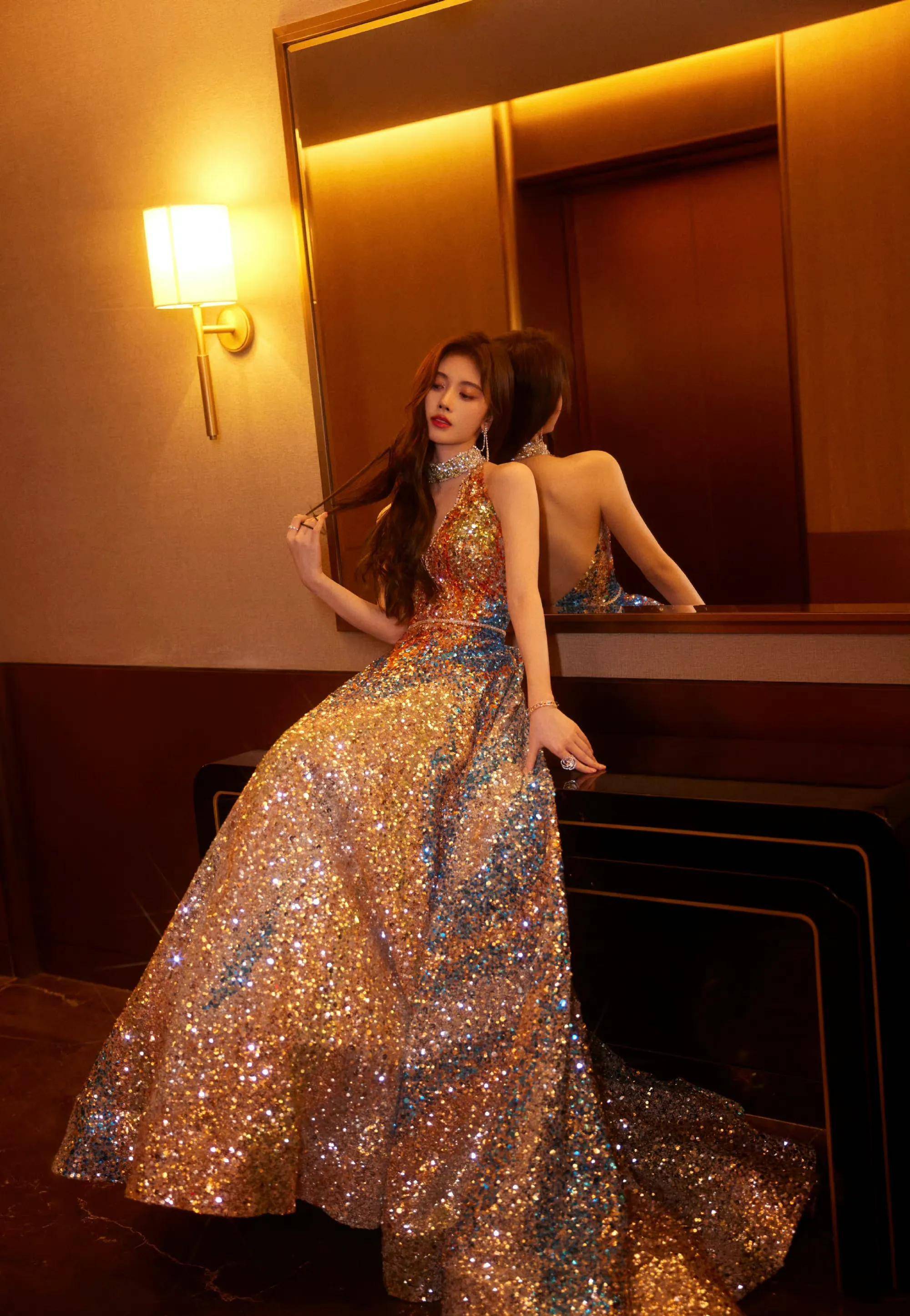 鞠婧祎鎏金露背长裙造型,深v设计显性感,一身亮片高贵又美艳