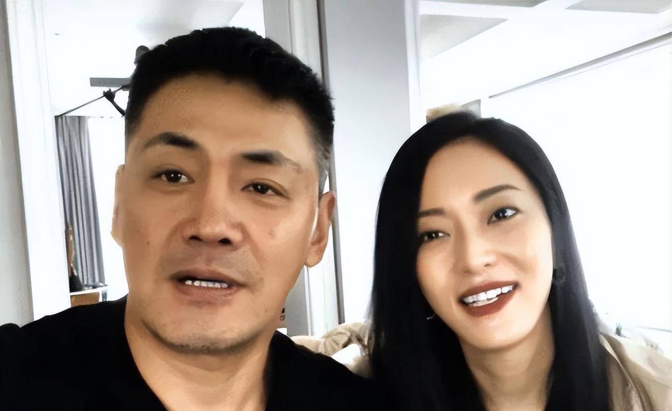 55岁邵兵"金屋藏娇"20年老婆,我们认识她,穿旗袍真好_张培_女性_黑色