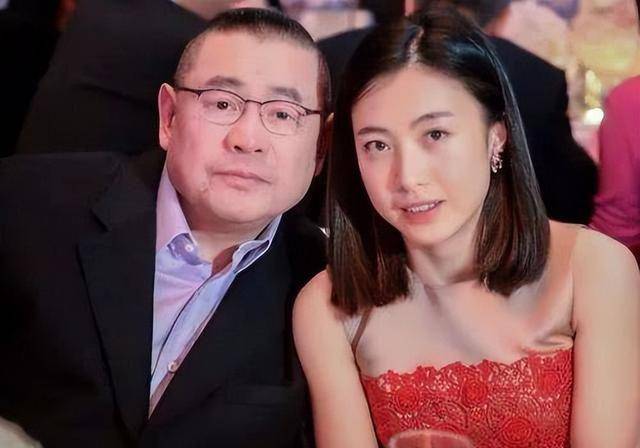 和周星驰成好友,骂刘銮雄是"肥佬",甘比从小记者做到豪门阔太_感觉