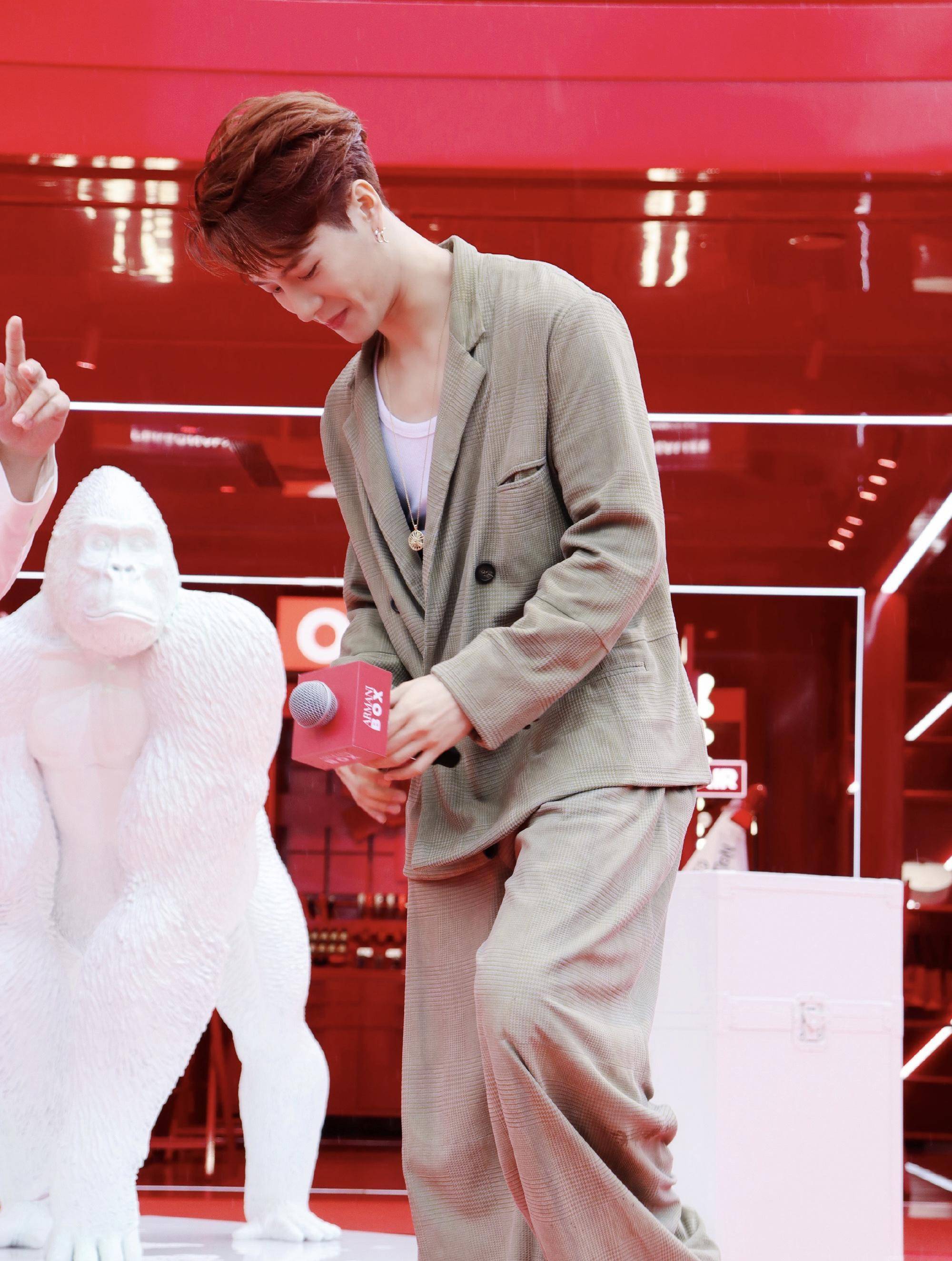 王嘉尔金发抢眼,庆生感恩父母,手链价值不菲还带红绳_头发_风格_韩国