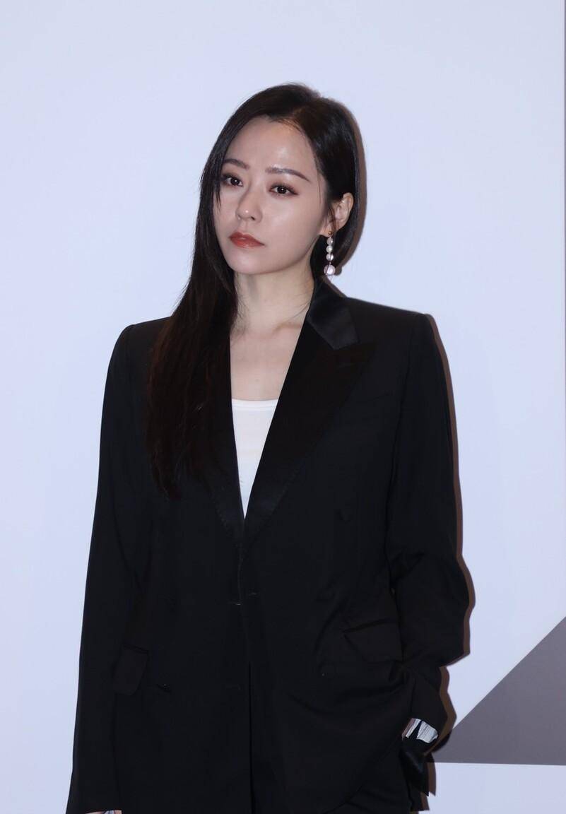 张靓颖长沙街拍:印花衬衫,淡雅时尚_生活_文学_音乐