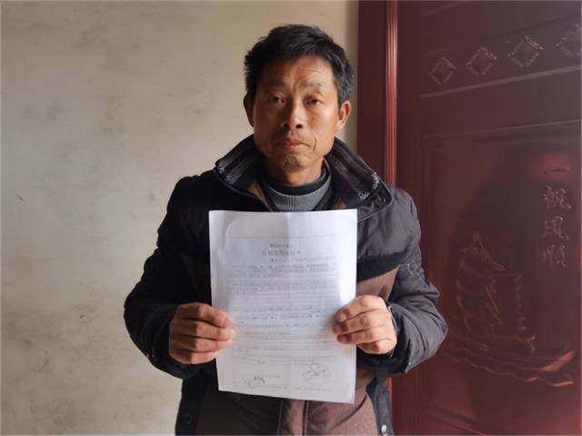 92年河南教师因超生被裁,22年后顶替者上门:拿身份证帮我办退休