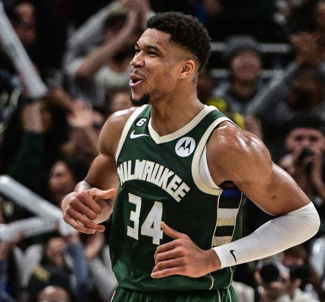 字母哥全面压制大帝,雄鹿官推主帅名宿集体打call_比德_1_nba