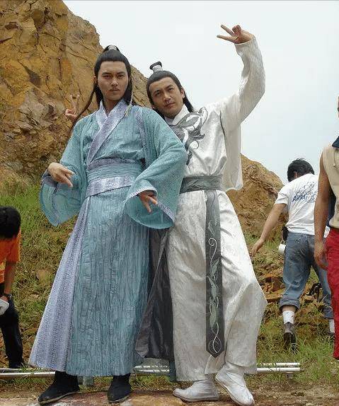 《陆小凤与花满楼》里,林峯饰演陆小凤,狄龙儿子谭俊彦饰演西门吹雪