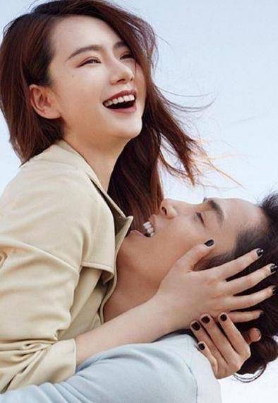 这足以证明戚薇不愧是素颜女神,但当镜头拉近时,不难发现她双眼皮手术