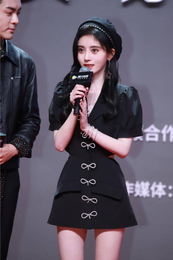 鞠婧祎路人生图被扒,失去精修师后,这身高确定有159?_黑色_造型_整体