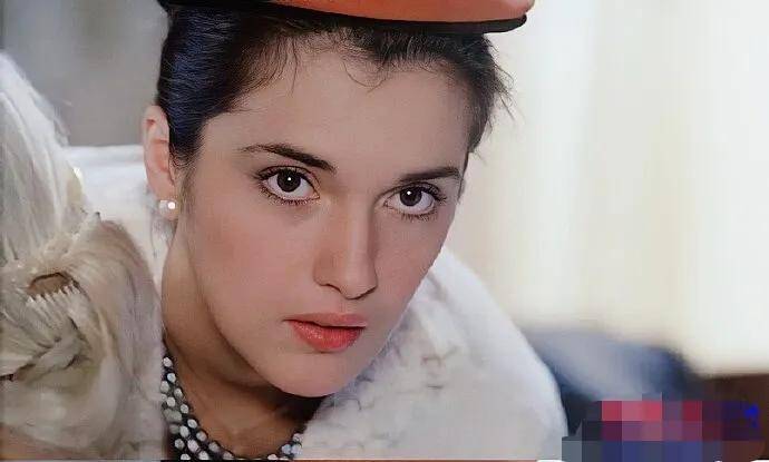 作品:堕落 la bonne (1986)芳香 profumo (1987)欲拒还迎 black venus