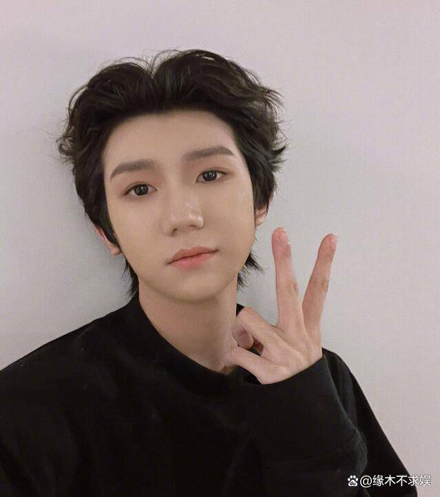 曝19岁男爱豆有7个伴侣,其中还有2位男嫂子,4位明星被其坑惨!